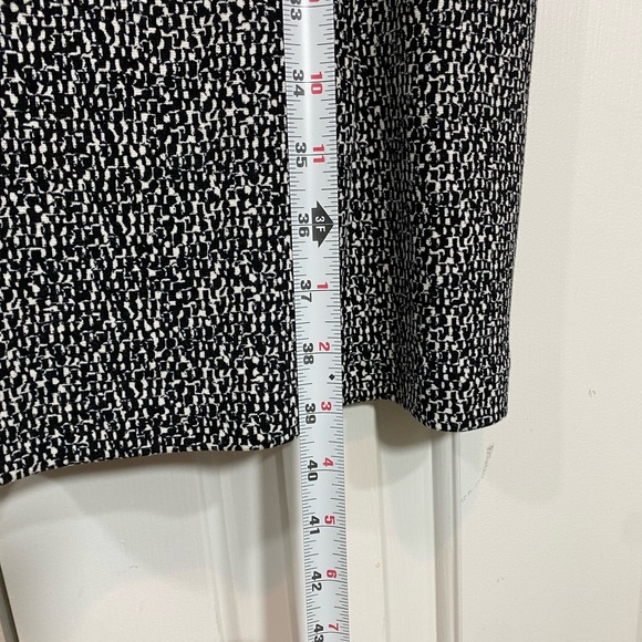 WHBM hombre V Black & White design dress granular print. Lined and well made. 6 - Picture 13 of 14